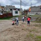 Vecinos se juntaron para limpiar el parque de la calle Independencia.