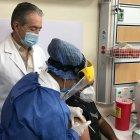 Julio Velásquez, médico del área de emergencias del Hospital del Guasmo Sur, fue el primero en recibir la vacuna en Guayaquil.