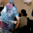 La jornada arrancó en Quito con la inmunización de personal de la casa de salud de las Fuerzas Armadas.