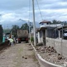 Después de años, la vía está siendo adoquinada.