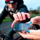 Referencial. Un hombre no pudo robar el celular a una mujer, quien dudó en denunciarlo.