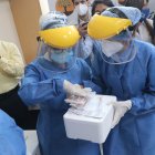 La vacunación arrancó ayer simultáneamente en tres hospitales del país.