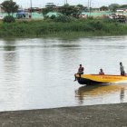 Eddy Lamilla cayó al río al intentar coger un tablero que llevaba en una carretilla.