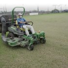 Joselo Góngora, un manabita que con su carro podadora todos los días tiene listas las canchas a Barcelona.