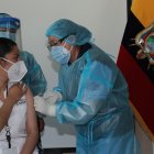Vanessa Zamora fue cuarta en vacunarse en el proceso de vacunación contra el Covid-19 en el hospital Pablo Arturo Suarez, 21 de enero del 2021

Agencia (ag-expreso ag-extra ag-quito)