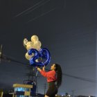 La llovizna no fue impedimento para que Karolay Macías festejara a su esposo.