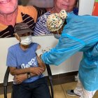 Adultos mayores de hospitales y geriátricos también reciben la inyección salvdora en esas dos provincias
