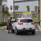 Familiares y amigos llegan al velorio del también influencer. 

PERIODISTA : MIGUEL PARRAGA 

FECHA : 27/01/2021 

Agencia (ag-extra)