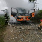 Los bomberos que acudieron al punto lograron sofocar las llamas en uno de los automotores.