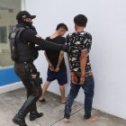 Uno de los detenidos (el de pantaloneta) salió hace poco de la cárcel, según la Policía.