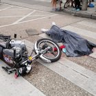 Steven Quimí iba en su motocicleta cuando cayó a la calzada y fue arrollado por un bus.