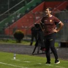 Fabián Bustos, entrenador del Barcelona, va por su segunda temporada.