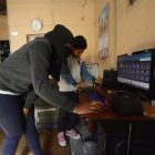 Lara enseña a sus sobrinos a ser independientes como lo hizo su mama con ella.