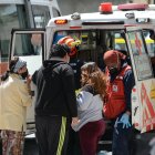 Al lugar llegaron cinco unidades del Cuerpo de Bomberos y ambulancias de la Cruz Roja.