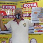 Eder Onofre muestra muy feliz el premio ganado con su diario favorito.