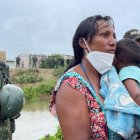 La venezolana Soani Martínez y su hija, en el lado ecuatoriano, donde también han llegado militares y policías a resguardar el orden.