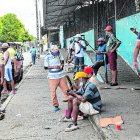 Varios libadores se apostan en los exteriores del antiguo mercado municipal de Durán