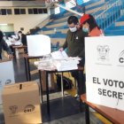 Miembros de las Juntas Receptoras del Voto armaron todo para que la gente empiece a sufragar.