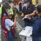 Las trabajadoras de una encuestadora tratan de explicar sus funciones pero igual las hicieron retirar.