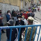 Las aglomeraciones en las afueras de recintos electorales fue una constante en todo el país.