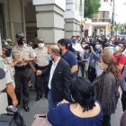 Transportistas acudieron a la Gobernación del Guayas para reunirse con las autoridades.Ellos esperaban una respuesta en los bajos de la entidad.