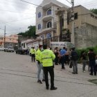 Policía de la Dinased y Criminalística llegaron al sitio para levantar indicios.