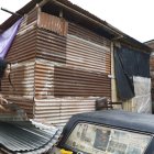 La mayor parte de la estructura de la vivienda está construida de planchas de zinc, donadas por personas.