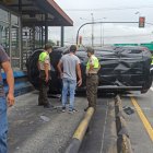 El carro donde iba el fiscal quedó 'patas arriba'.