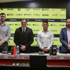 El jugador torero junto al presidente del club y otros dirigentes tras la firma de la renovación. El Pony está en Barcelona desde 2009.