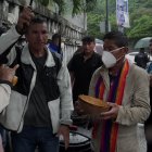 Marina Illanes se dispone a tomar un sorbo de la chicha que trajeron 
desde su tierra natal.