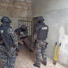 La Policía utilizó combos para romper las puertas e ingresar a las viviendasa allanadas.