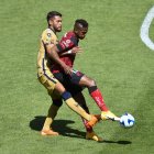 Michael Estrada (rojo) fue titular en la victoria del Toluca, ante Pumas.