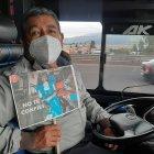 Uniformados recorren el cantón con carteles para frenar al coronavirus.