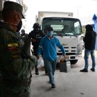 Las dosis llegaron bajo un estricto control al hospital Padre Carollo, sur de la ciudad.