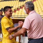 Gustavo Alfaro saluda con Mario Pineida, uno de los posibles convocados a la Tri