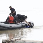 Agentes buscaban al joven en el caudal.