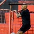 Jorge Sampaoli fue expulsado y tuvo que ver lo que quedada del encuentro entre Atlético Mineiro y Recife colgado desde el alambrado.