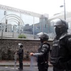 Los exteriores del Consejo Nacional Electoral, en el norte de Quito, permanecen resguardados ante el anuncio de movilizaciones.