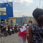 Parientes de los reos pregrinan en las afueras del penal de Guayaquil, a la espera de información.