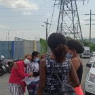 Los familiares de los reos llegaron a la cárcel de Guayaquil para tener información de sus parientes.