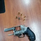 El capturado tenía un revólver calibre 38 milímetros en su poder, con seis proyectiles.