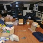 Los delincuentes dejaron todo un 'despelote' el interior de la embarcación.