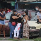 Familiares de los reos permanecen afuera de las cárceles a espera de noticias de sus familiares.