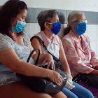 Un grupo de mujeres venezolanas a la espera de sus consultas médicas.