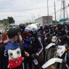 El desorden en las afueras de los recintos carcelarios de la urbe generan problemas en el tránsito vehicular en la vía a Daule.