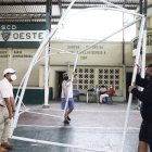 Socios. dirigentes y particulares colaboran para mantener listo el escenario para la jornada que se desarrolla hoy en el club del suroeste de Guayaquil.