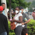 Familiares llegaron a la morgue para retirar el cuerpo.