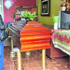 El féretro de Vinicio Chaquinga fue llevado por unas horas a su casa. Su madre dijo que necesitaba ayuda para los gastos fúnebres.