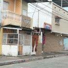 La mañana de ayer el velorio de Bryan Mauricio Moreira (circulo inferior) se desarrolló a puerta cerrada. Arriba su hermano Luis Eduardo.