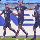 Jonathan Bauman festeja el gol que anotó ante 9 de Octubre y que entra a la historia del escenario deportivo